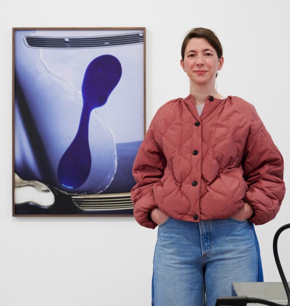 Ein Porträtfoto von Alex Grein, die vor einer ihrer Installation steht.